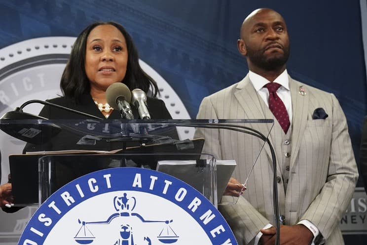 Trump busca usar un romance entre dos fiscales de Georgia para desmontar el caso más grave que enfrenta