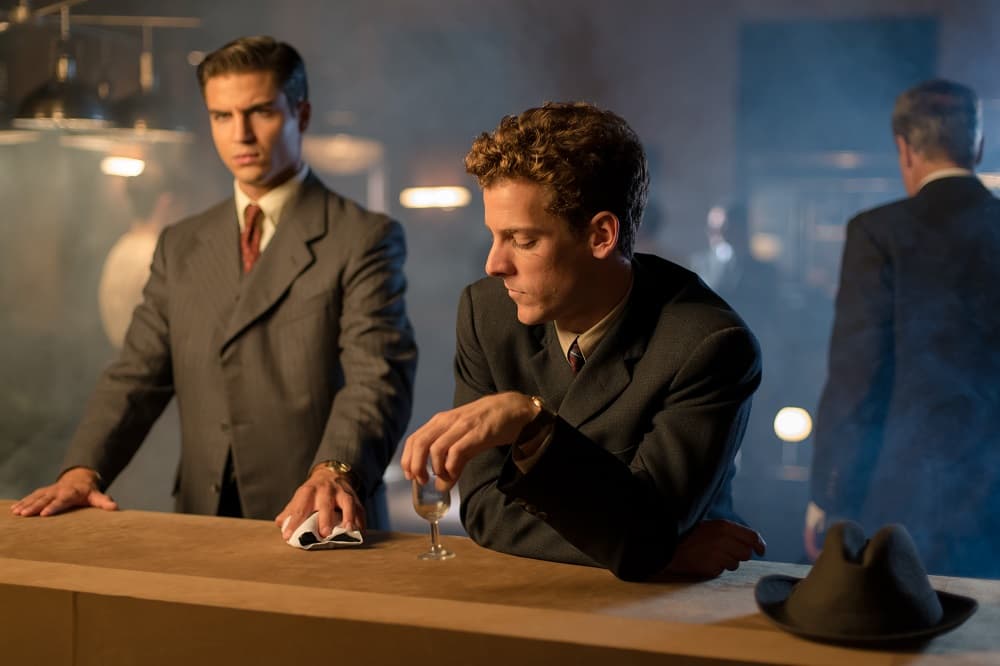 Maximiliano sigue siendo chantajeado.