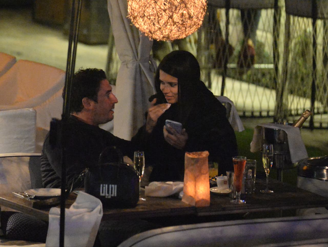 Adriana Lima rompió con el receptor de New England Patriots Julian Edelman hace sólo una semana. Sin embargo, se le vio besándose en un restaurante con el chico malo de los muchachos de Nueva York Mitch, Matt Harvey. Estas son las primeras fotos de la nueva pareja. La pareja llegó en yate y cenaron y tomaron champán por horas en el River Yacht Club el 15 de marzo de 2017, en Miami, Florida.