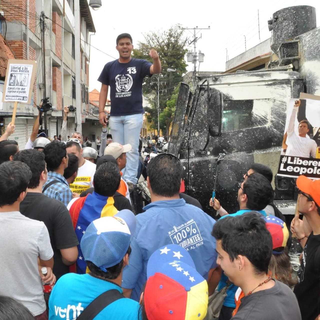 Carlos Ramirez da un discurso frente a una manifestación en Merida, en el 2015.