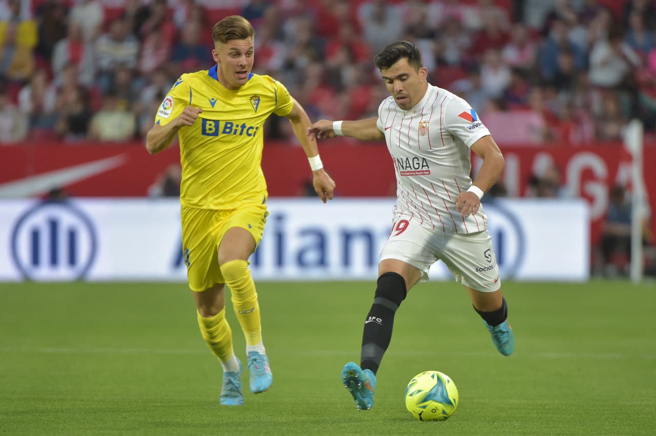 Con un golazo de tiro libre de Pérez, el Cádiz sacó un punto muy importante para eludir el descenso y dejó al Sevilla a expensas del Barcelona y el Betis en la lucha por el segundo lugar de LaLiga.