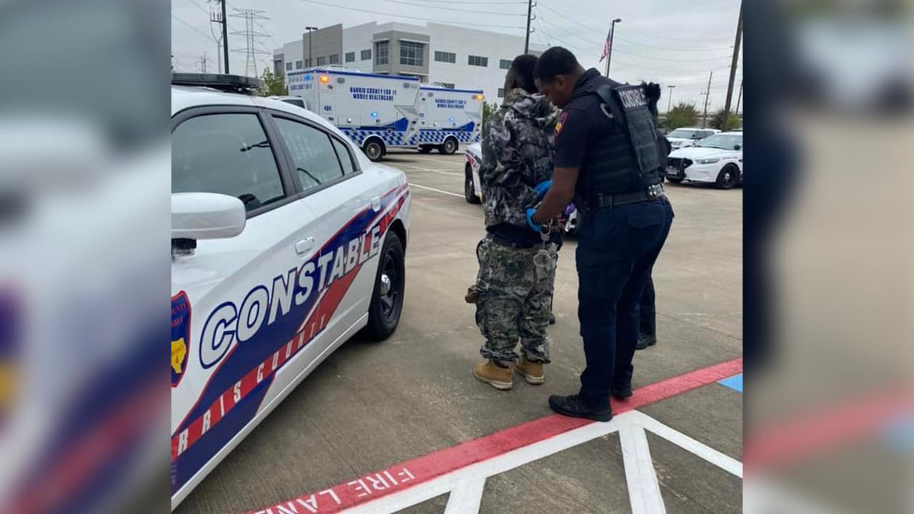 Los agentes localizaron a los sospechosos que huían del lugar a quienes marcaron el alto, pero el conductor se resistió al arresto, agredió al oficial y huyó.