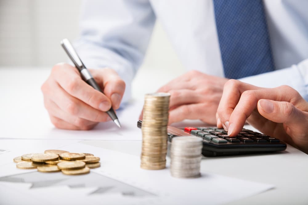 ¡Felicidades, Escorpión, comenzó tu ciclo anual tan esperado por ti! Quizás pienses en un viaje corto, una escapada a un sitio donde puedas disfrutar de una mayor intimidad, sigue esas inspiraciones que ahora te envuelven y vive la vida a plenitud. En cuanto al aspecto económico confía más en tu trabajo y tus posibilidades reales que en otra cosa, y no sufrirás decepciones. Si cuentas con terceras personas, promesas y palabras ajenas para resolver tus problemas podrías verte envuelto en serias dificultades.
<b> </b>