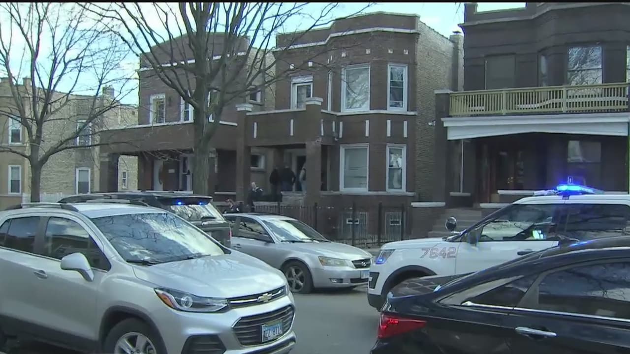 Mientras un policía llevaba a cabo un arresto, fue rodeado y se llevaron a la persona custodiada