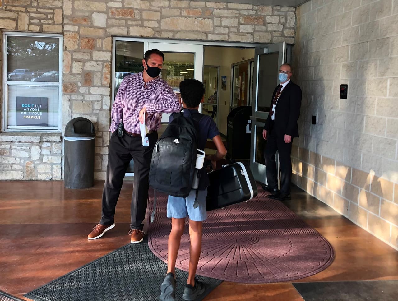 Todos los estudiantes de 4 años en adelante, los instructores y el personal deberán usar mascarillas en el campus. Los estudiantes deben mantener las máscaras en su lugar mientras se cubren la nariz y la boca, a menos que un instructor de educación física o un entrenador les indique que selas quiten mientras realizan una actividad atlética a una distancia segura.