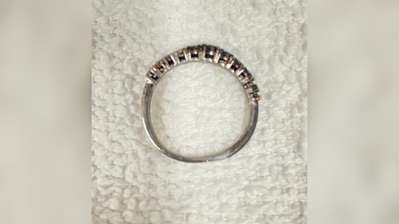 “Se desconoce si la letra ‘K’ era la única letra adjunta a la cadena y si podría pertenecer a una serie de letras que no formaban parte del descubrimiento original. Las fotos de arriba muestran los artículos de joyería descritos”, dijo la policía de Antioch.
<br>