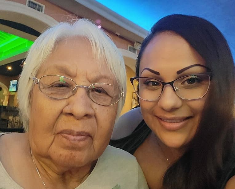 Amanda Polinske, con su madre adoptiva, Maria Polinske, de 82 años, en Midland, Texas.