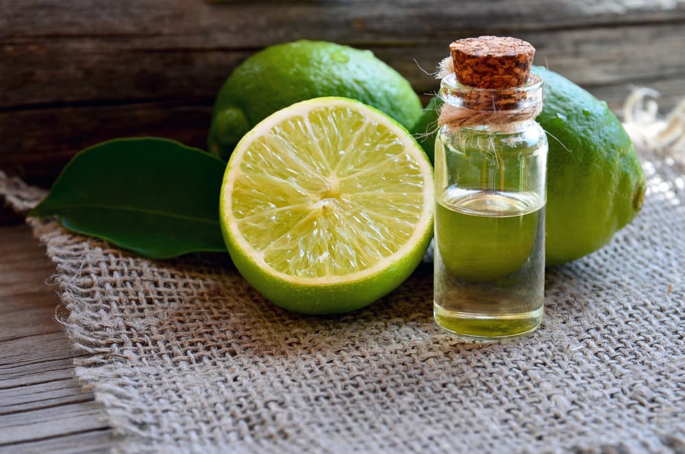 <b>LIMÓN</b>
<br>El limón limpia y renueva la energía, así que con esta esencia puedes no sólo sentirte renovado, fresco y alerta, sino absorberá negatividad en ti y en tu ambiente. Por algo es ingrediente básico en rituales de protección.