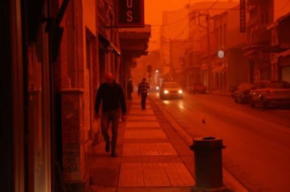 Estas son las postales que la arena del Desierto del Sahara, que llegó con las ráfagas de viento, ha dejado en Grecia.