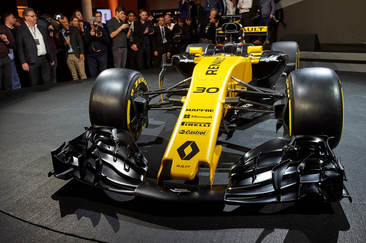 La nariz del RS17 de Renault permanece casi sin cambios, a excepción de los cambios reglamentarios que la categoría anunció para esta temporada, que ensanchan los vehículos.