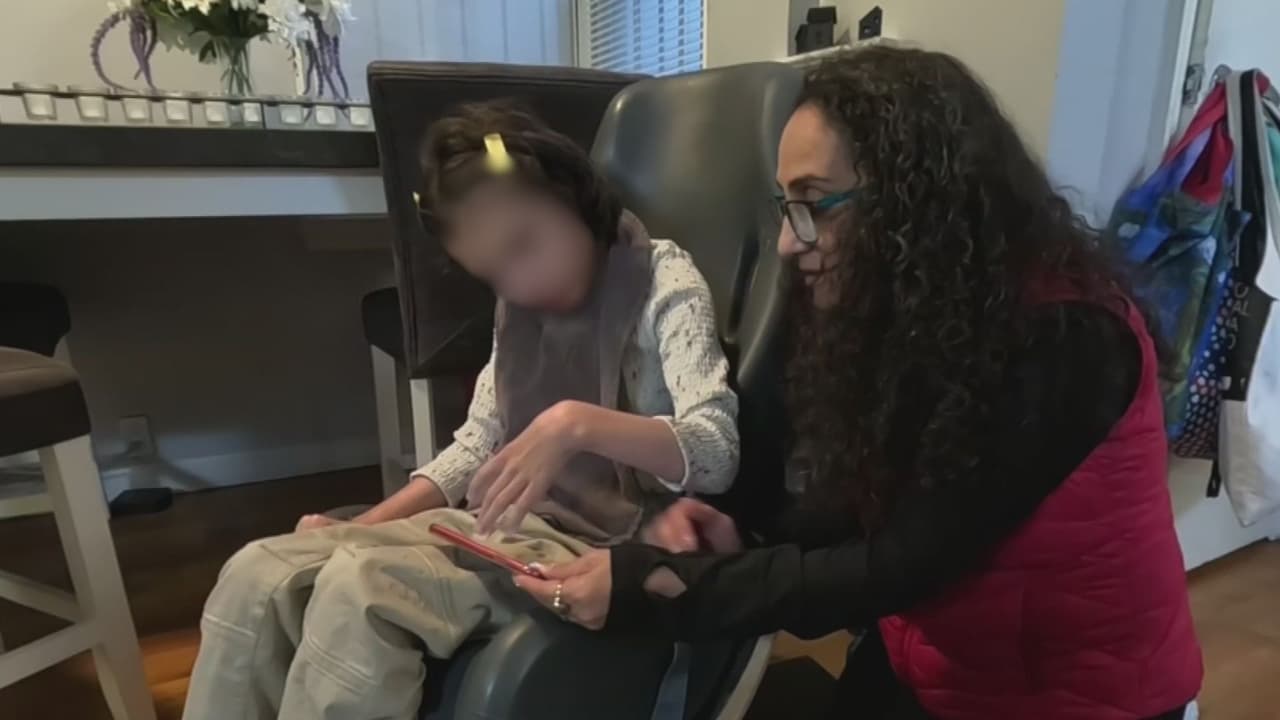 Sin rendirse: Nurit Ozeri, la madre mexicana que cría sola a trillizos con necesidades especiales