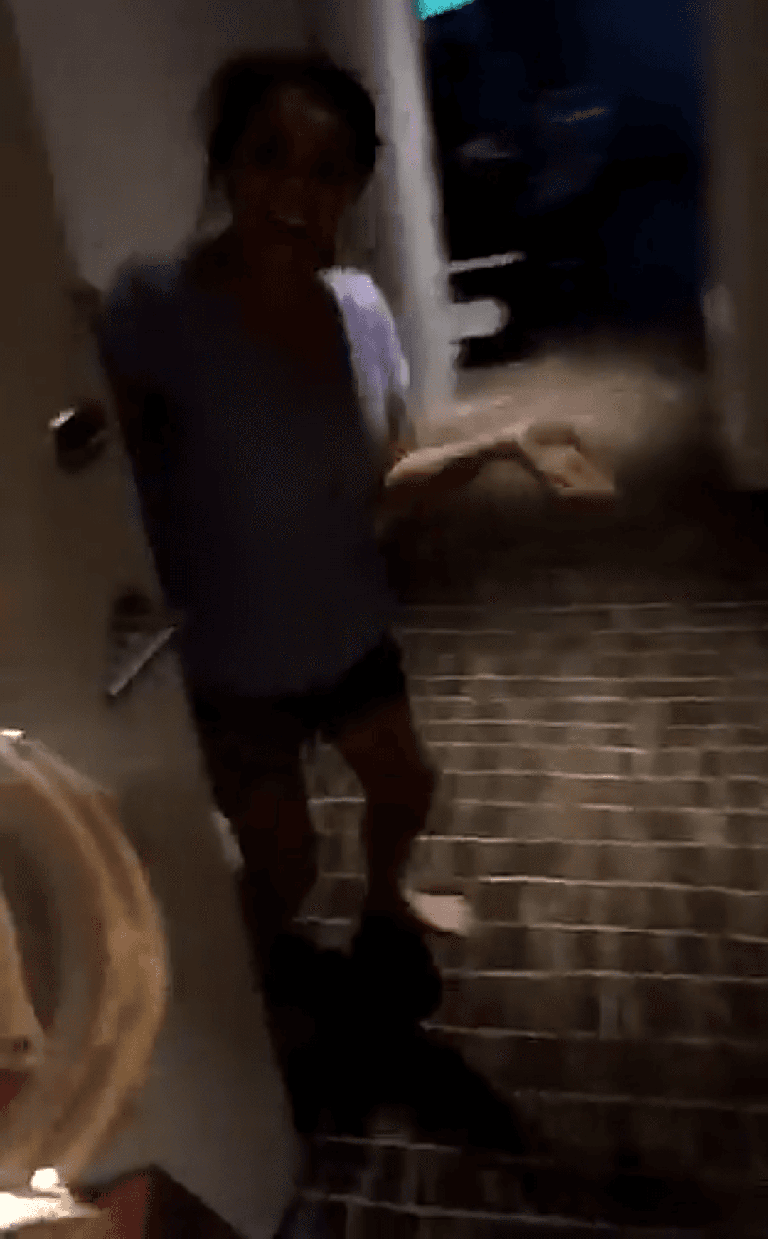 Rápidamente abrió la puerta y lo dejó entrar mientras lo saludaba.