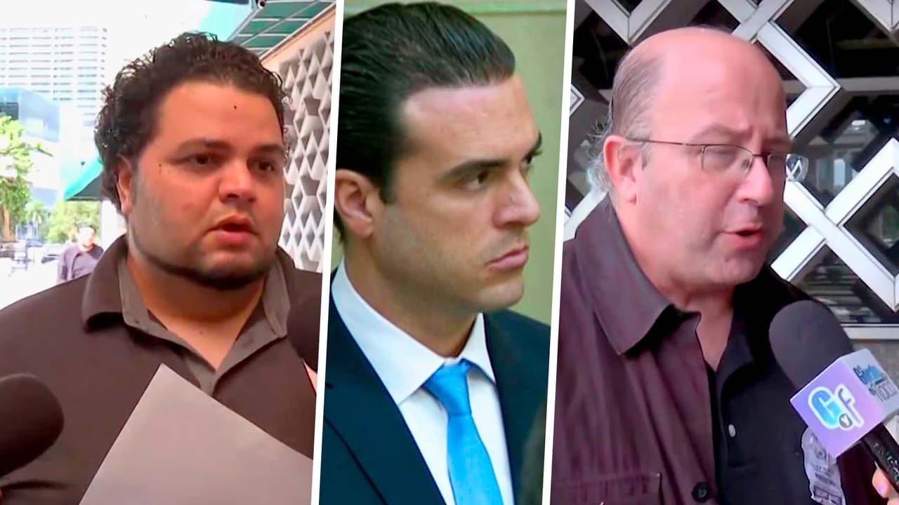 Lyle apareció con el cabello recogido hacia atrás, de traje y afeitado. 
<br>