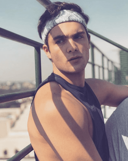 De acuerdo con el portal Las Estrellas, el actor declaró que su fascinación por la música inició desde que tenía 9 años de edad. El pop, house y reggaetón son sus géneros musicales favoritos.