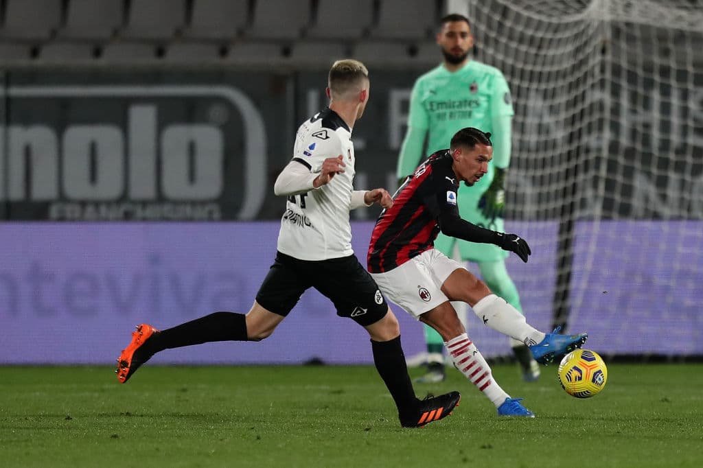 Giulio Maggiore (56’) y Simone Bastoni (67’) marcaron los tantos para despachar al Milan, quienes se quedaron con 49 unidades amenazados por el Inter (47). El siguiente compromiso para el cuadro de Pioli será ante Estrella Roja en la Europa League.