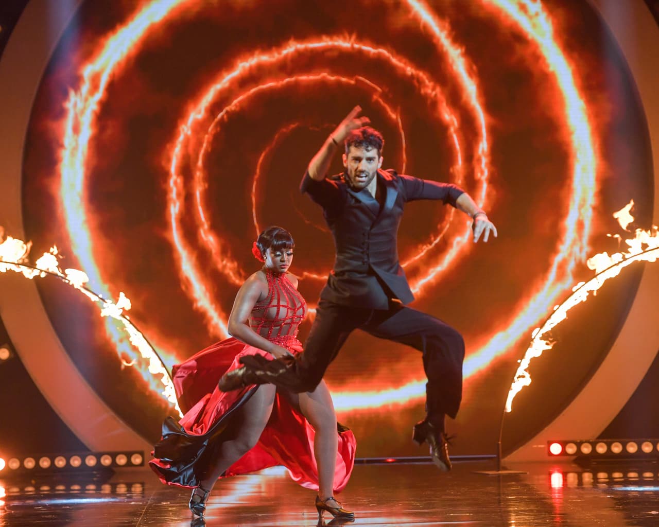 La juez jarocha aprovechó para decirle que más allá de sus zapatos viejos, a los que Amara les da todo el crédito de que en ninguna gala la hubieran nominado aún, lo que realmente hace sucede es que dios la escogió "para hacer algo especial en el planeta Tierra".