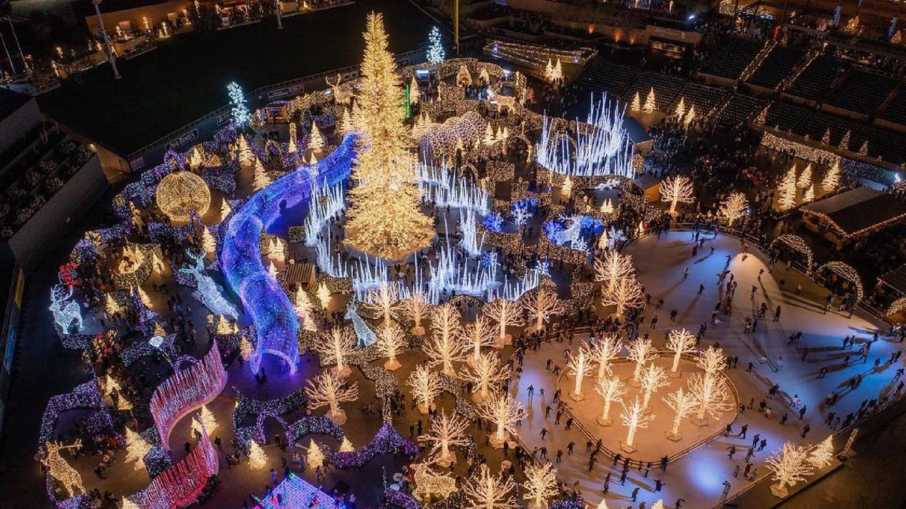 <b>Enchant Christmas</b>
<br>Cuándo: 24 de noviembre al 31 de diciembre
<br>Dónde: Salt River Fields, Scottsdale
<br>Costo: A partir de $25.50
<br>
<a href="https://enchantchristmas.com/scottsdale-az-salt-river-fields/" target="_blank">Más detalles en este enlace.</a>