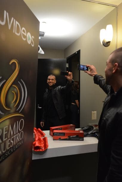 Y es además de ser guapo trae la mejor actitud para Premio Lo Nuestro 2014. A Carlos lo podrás ver en el Backstage Pass al lado de Gredmarie Colón. ¡Nos tendrán toda la información tras bambalinas!