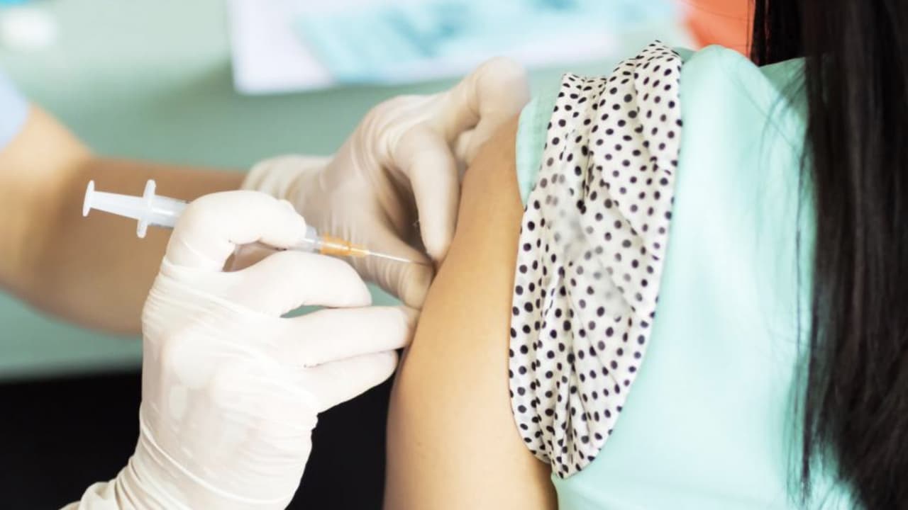 "Los latinos le tenemos miedo a la vacuna": Gobierno de EEUU busca combatir desinformación con referencias en español