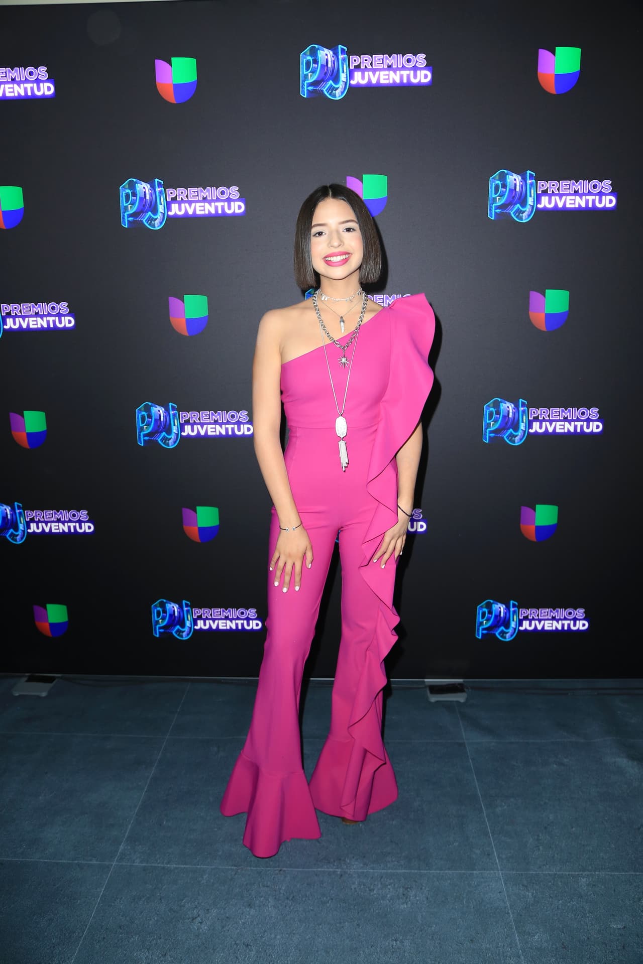 Pero este no es el único lujo de la joven cantante de regional mexicano de 17 años. En sus fotos es común verla con costosas marcas como Chanel, Gucci o Burberry, entre otras.