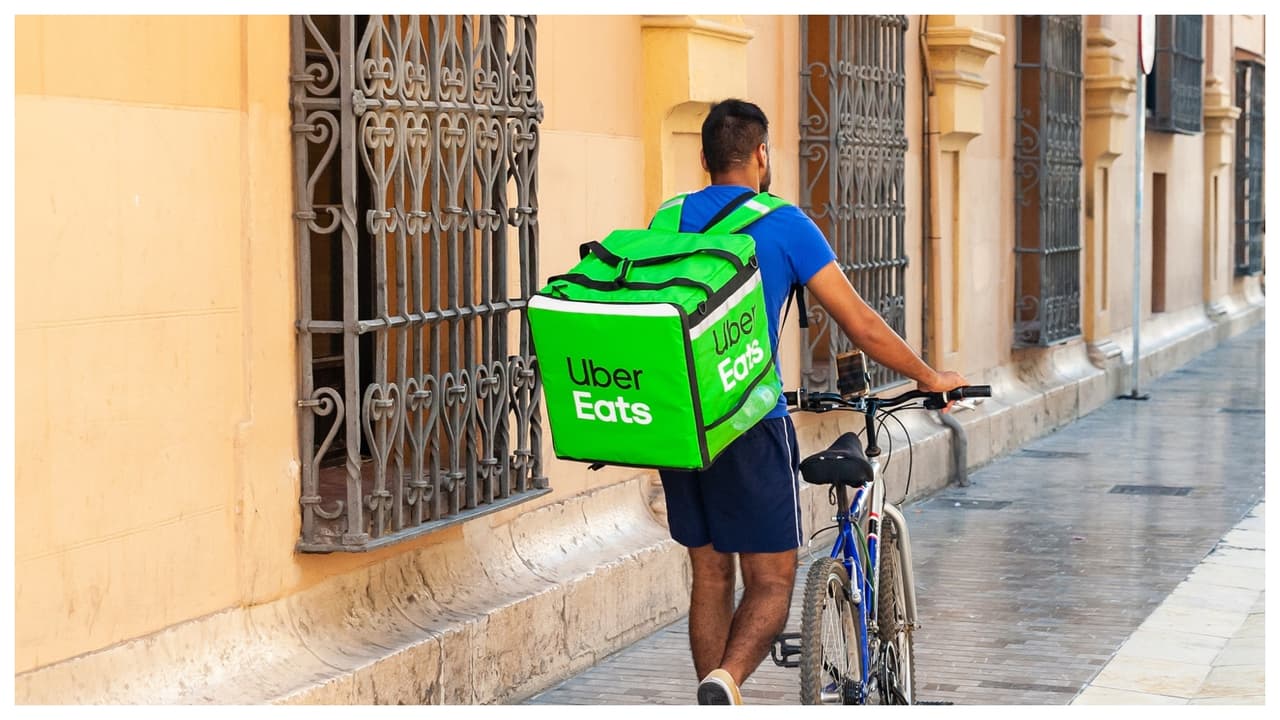 <b>Haz entregas a domicilio</b>
<br>Conviértete en un Dasher y entrega alimentos y bebidas a domicilio. El Sitio Web de la empresa asegura que puedes ganar hasta $23 por hora con estos envíos. La empresa ofrece incentivos con promociones como Challenges y Peak Pay en la aplicación Dasher. Otras populares opciones: Uber Eats, InstaCart y GruHub. 
<br>