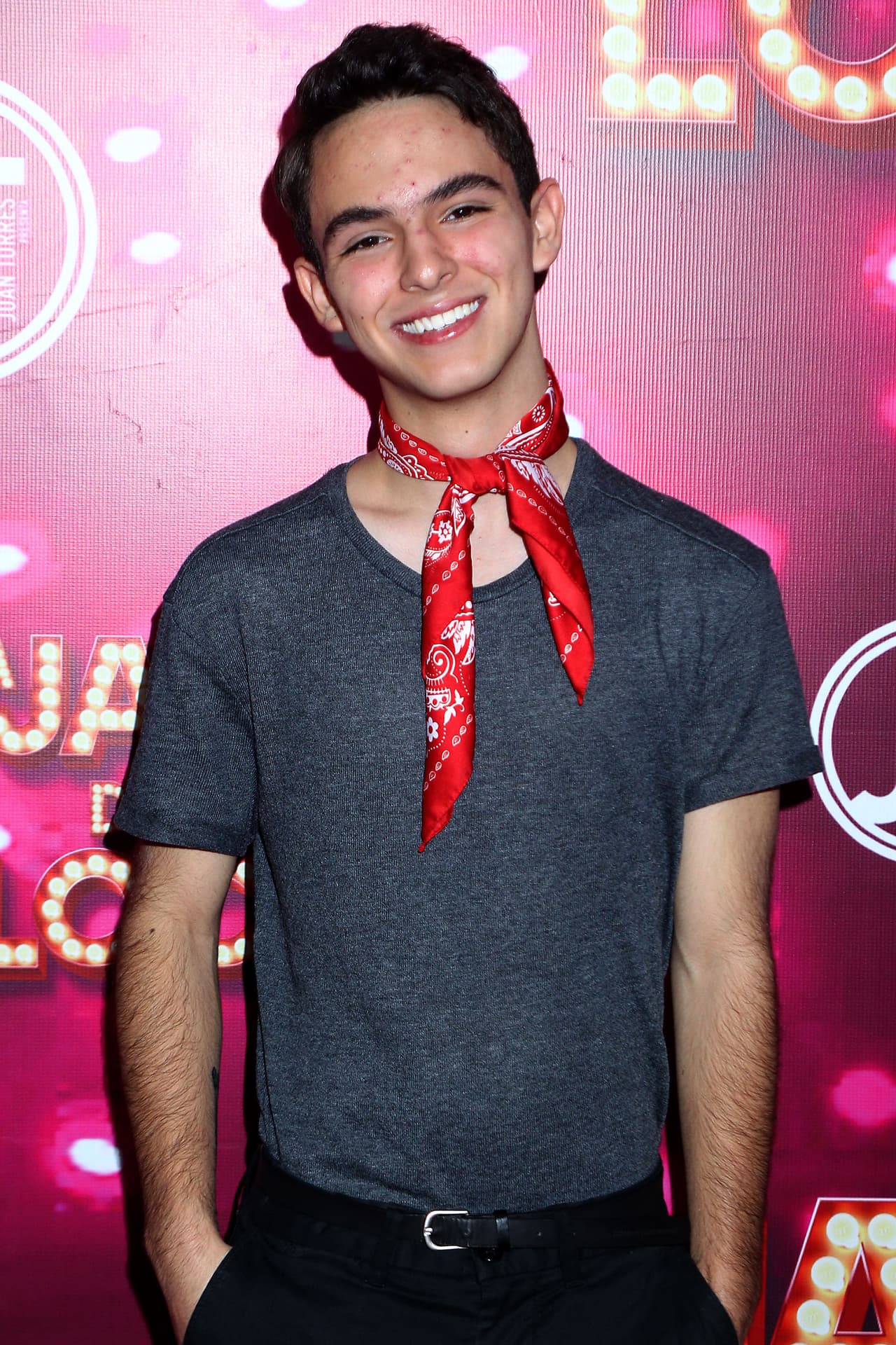 “Cierro los ojos y aplaudo todo el esfuerzo de lucha, de pasión de cada uno de mis compañeros, por su talento y ganas de luchar por entregar cada día lo mejor y esforzarse”, comentó Bondoni en una entrevista para el portal 
<a href="https://www.lasestrellas.tv/espectaculos-1/tus-estrellas-1/joaquin-bondoni-glaad-juntos-corazon-equivoca" target="_blank">Las Estrellas</a>, misma que fue publicada este 8 de enero. 
<br>