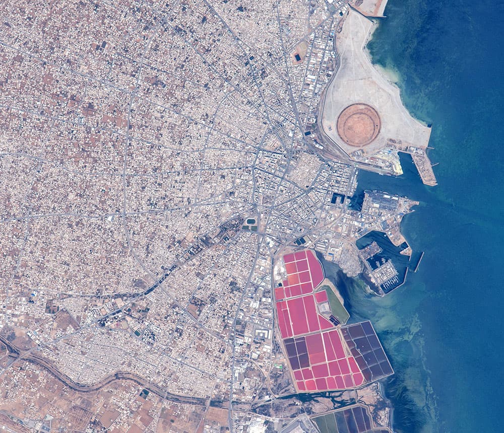 Astronautas a bordo de la EEI tomaron esta imagen detallada del patrón de calles radiantes de la segunda ciudad y gran puerto de Sfax, ciudad que también alberga la mayor flota pesquera de Túnez. El patrón de calle radial se centra en la antigua ciudad amurallada (la "medina" - centro de la imagen) con su patrón distintivo visto desde la órbita de pequeños bloques y calles estrechas, e incluso una leve diferencia de color de los tejados. Un río serpentea por la parte inferior izquierda de la imagen.