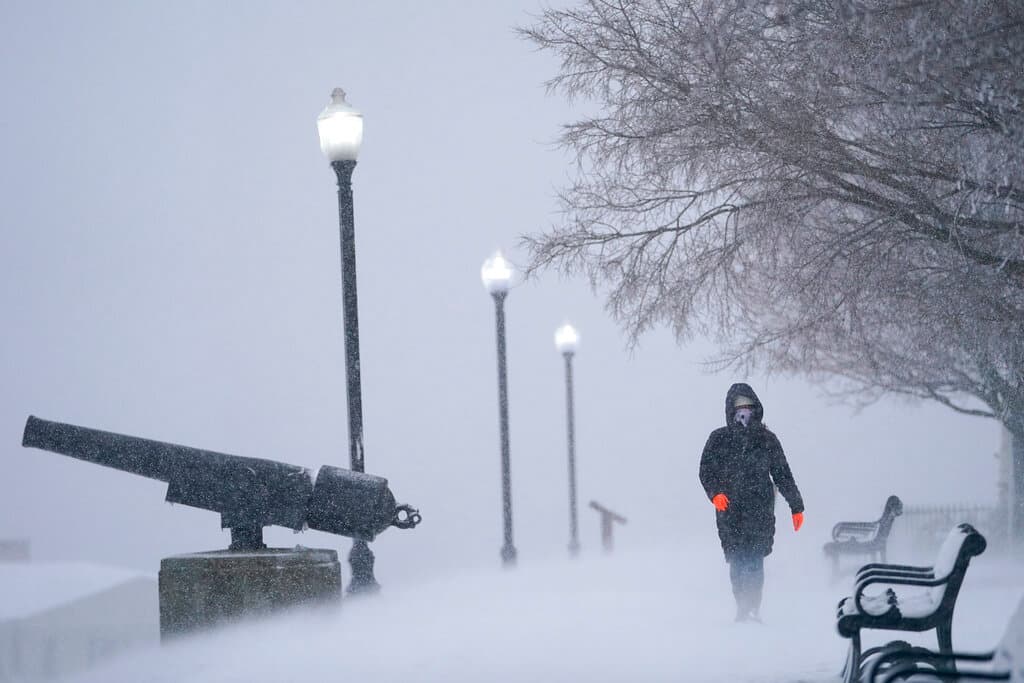 Tormenta invernal se desplaza hacia el noreste tras dejar un grueso manto de nieve en el área de Washington DC