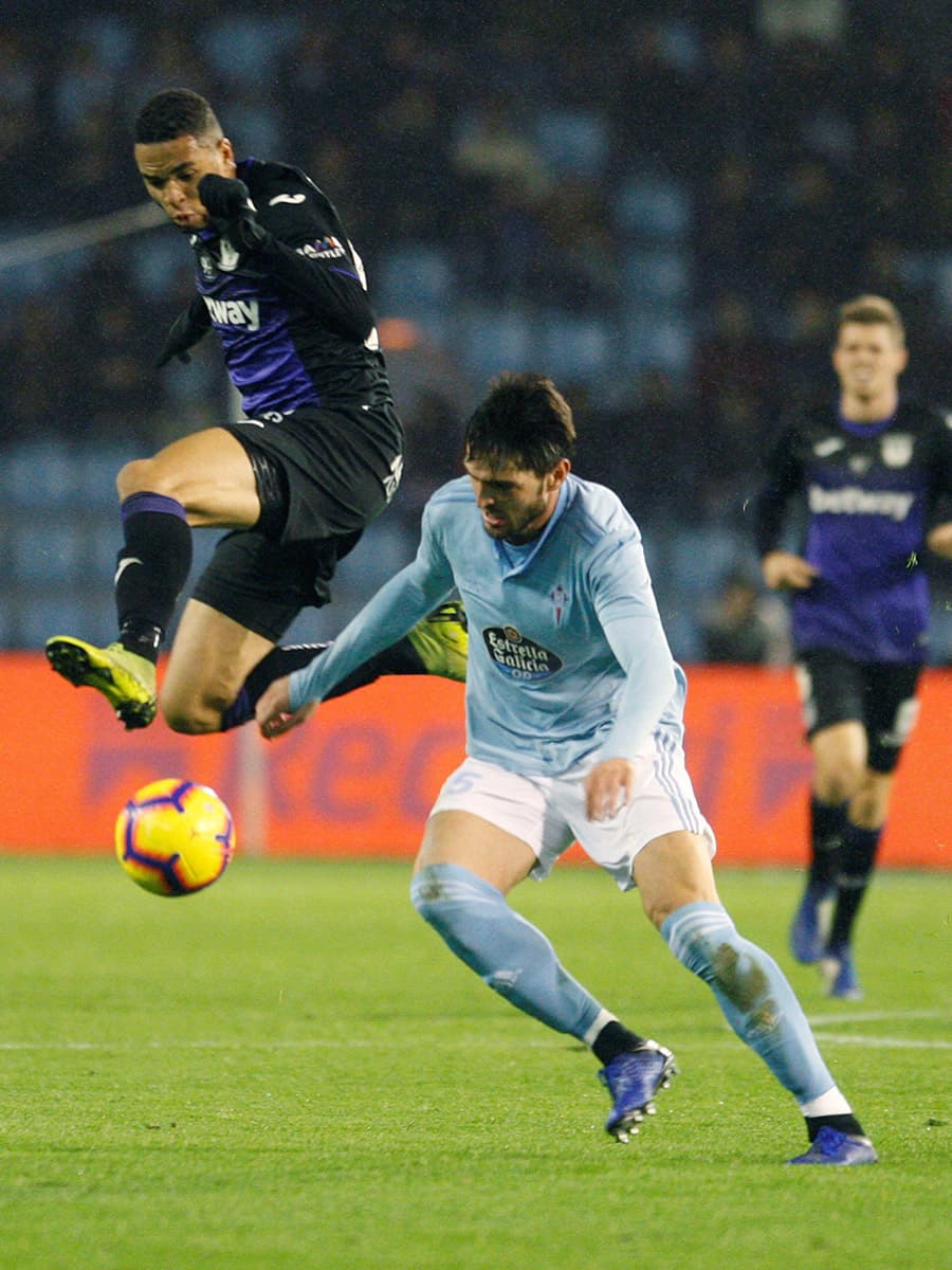 El turco Okay Yokuslu colaboró también en la defensa del Celta al retrasar su posición desde el mediocampo.