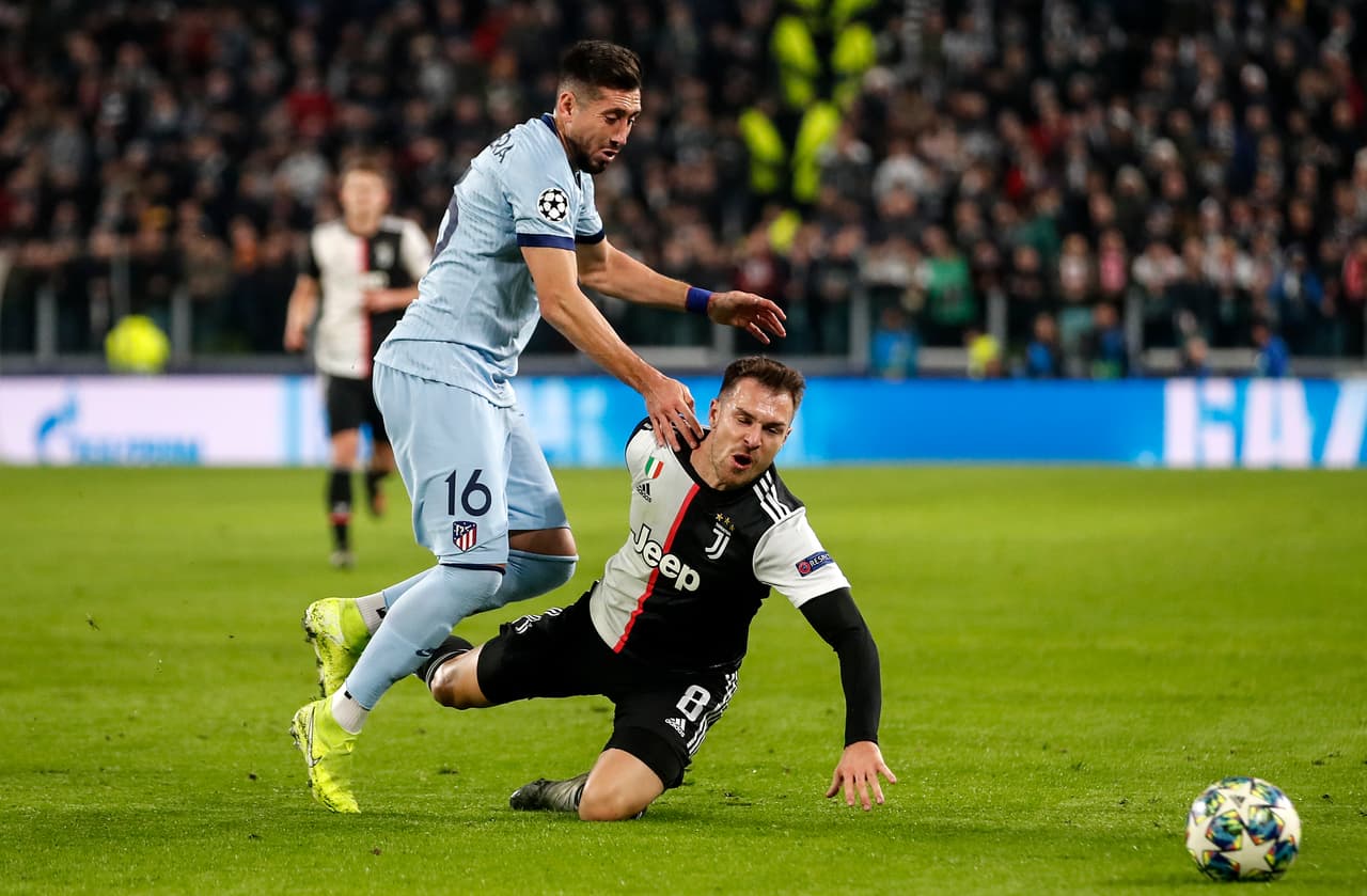 El mexicano hector Herrera le gana la pelota al galés Aaron ramsey.