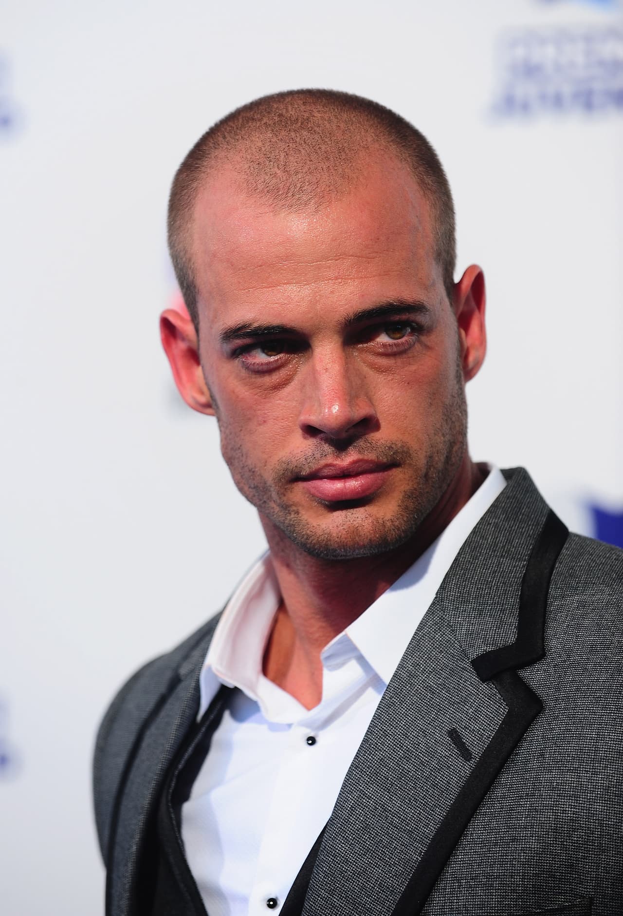 Así apareció William Levy durante la emisión de Premios Juventud en 2011, con lo que dejó al descubierto su prominente calvicie.