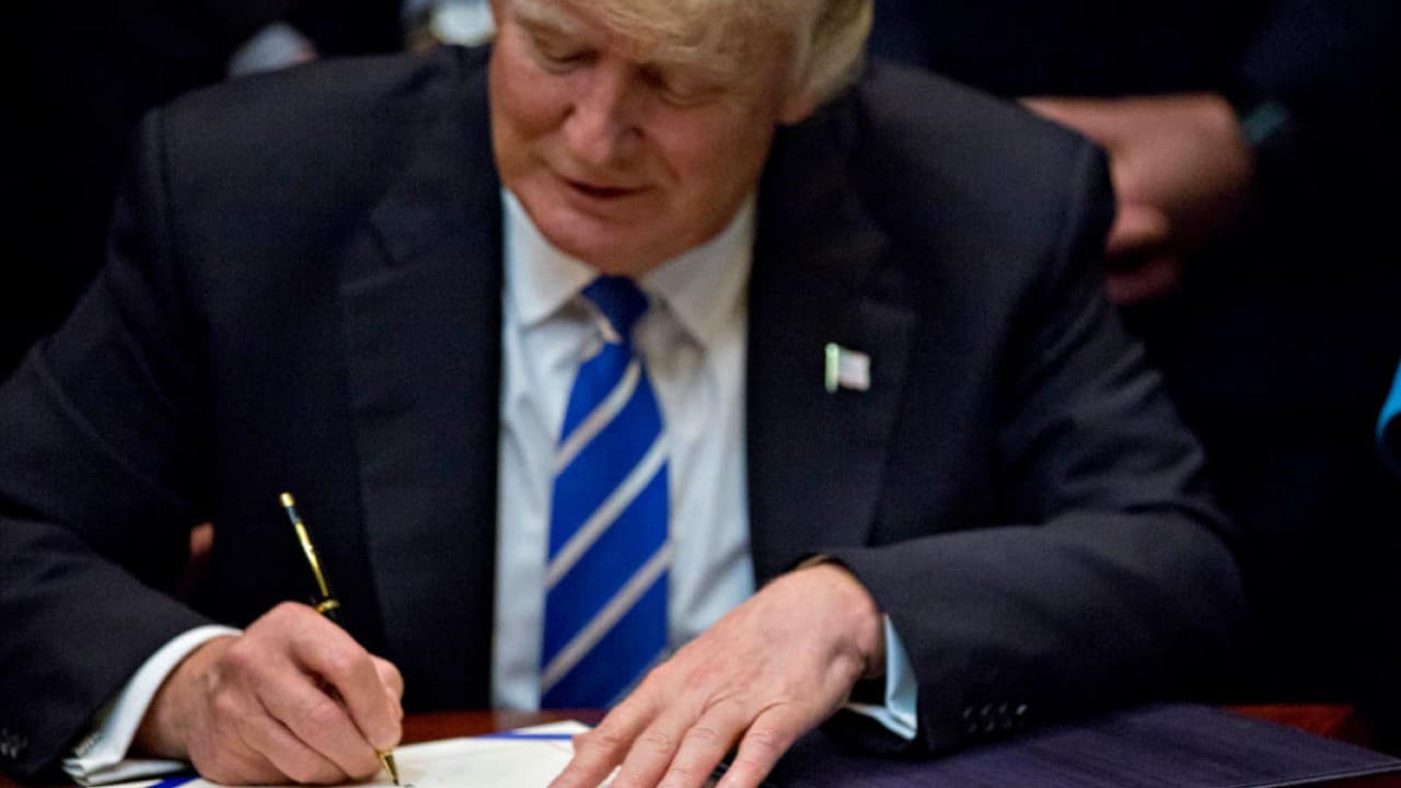 Trump firma orden ejecutiva que desmantela las regulaciones para combatir el cambio climático