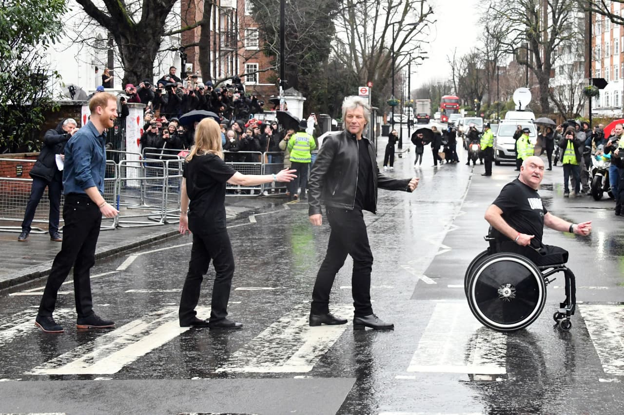 Hubo quien le preguntó a Bon Jovi quién cantaba mejor, si Harry o su único hermano, el príncipe William, heredero al trono.