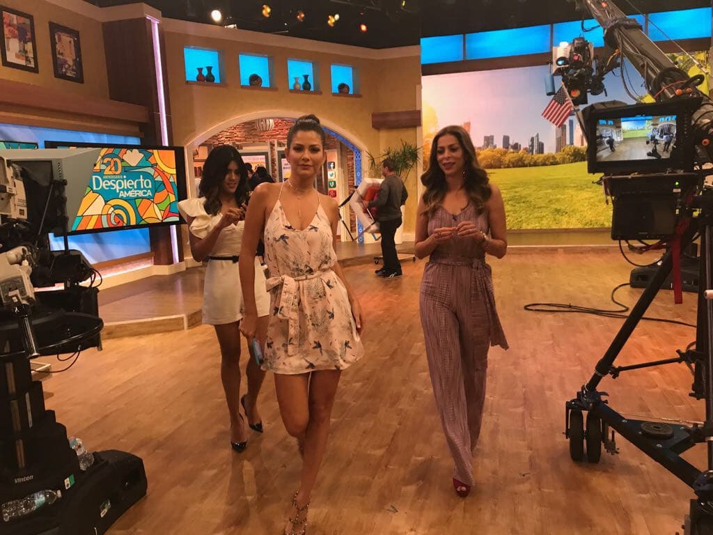 Sorprendimos a Ana Patricia muy bien acompañada de Francisca y Lourdes, caminando por el estudio de Despierta América.