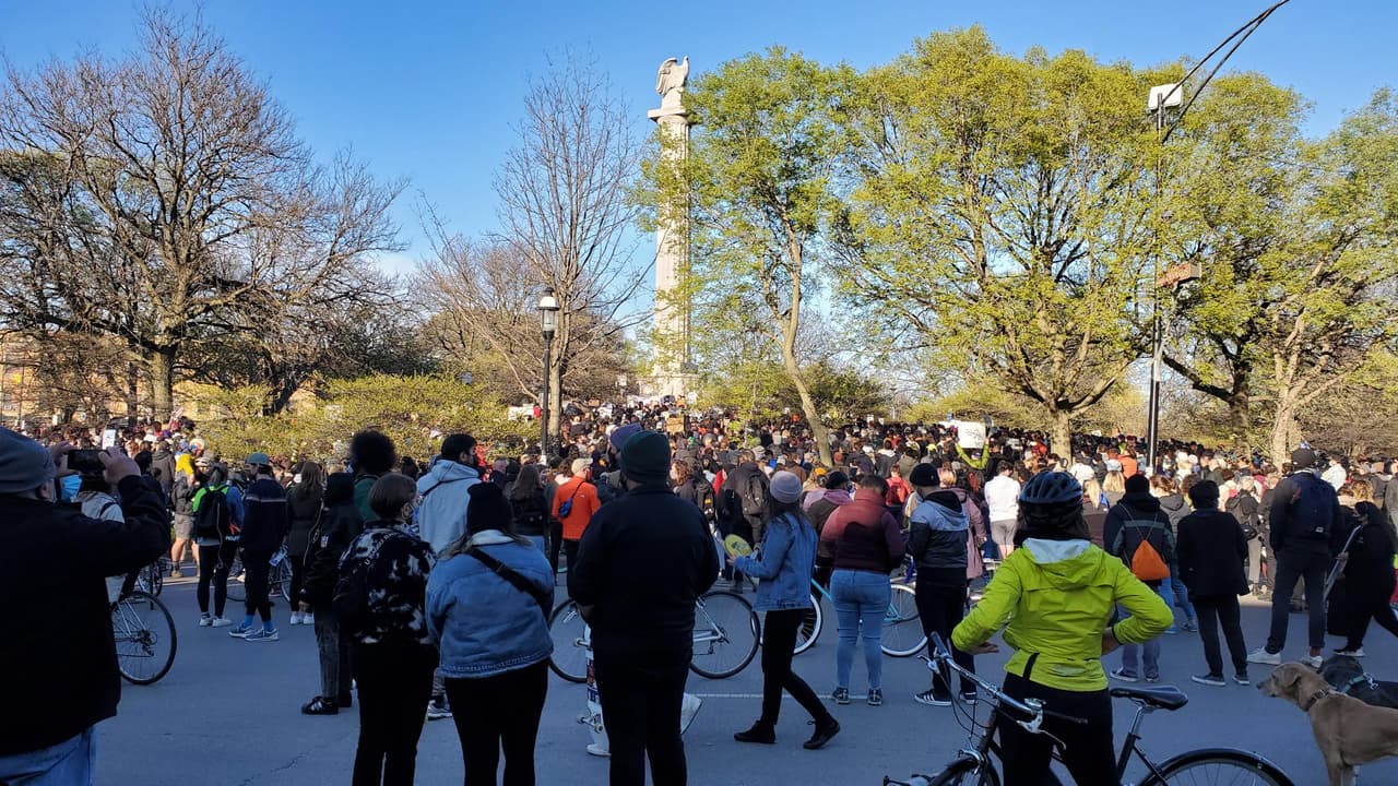 Las protestas comenzaron en Logan Square Park alrededor de las 5:30 pm este viernes 16 de abril. Los manifestantes se reunieron en 3150 W Logan Blvd.
