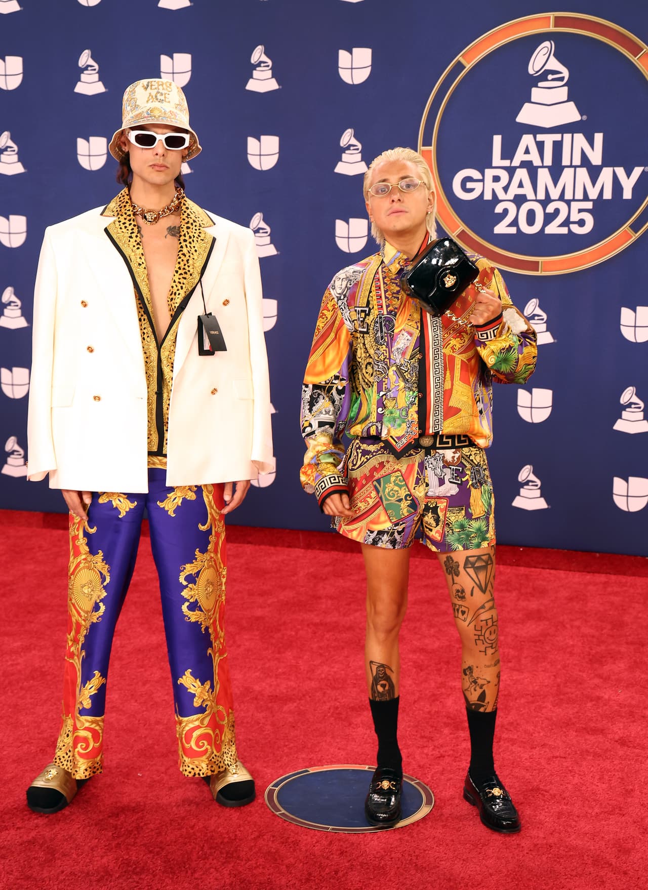CA7RIEL y Paco Amoroso eligieron un look muy original para los Latin GRAMMY.