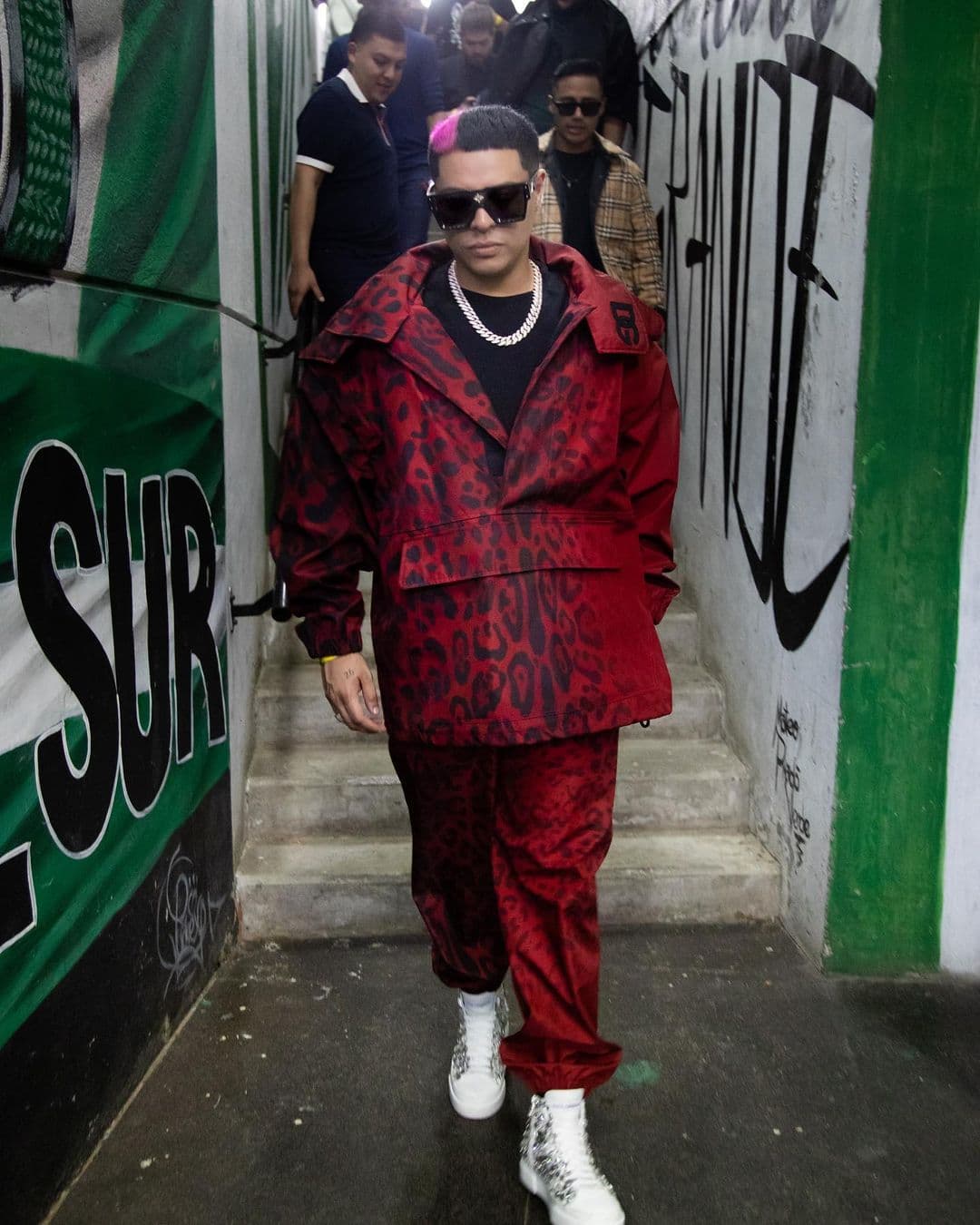 El intérprete de regional mexicano complementó su 'outfit' con una cadena de oro Shay de 34 mil dólares (698 mil pesos).