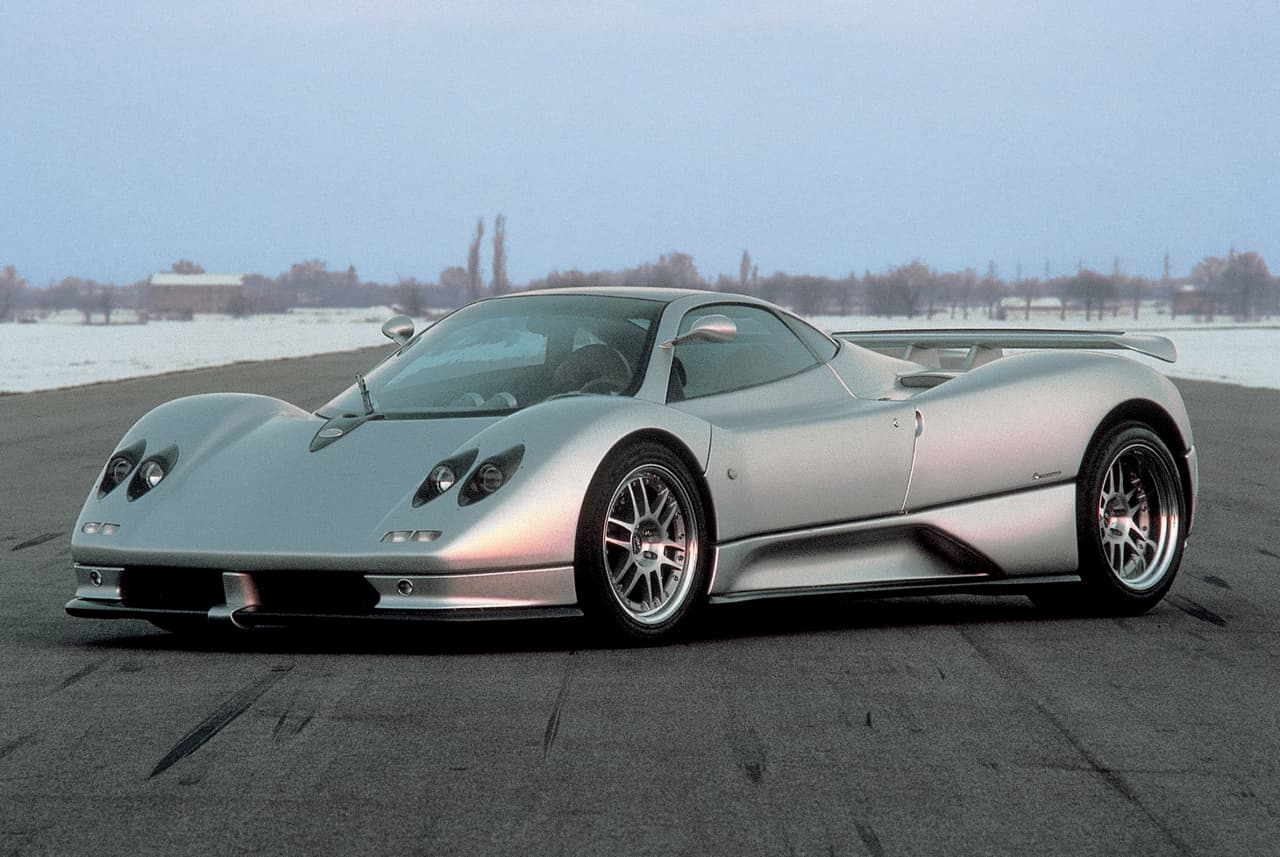 Finalmente, Pagani mostró al público su primer carro en 1999 durante el Auto Show de Ginebra, su nombre: El Pagani Zonda C12.
<br>