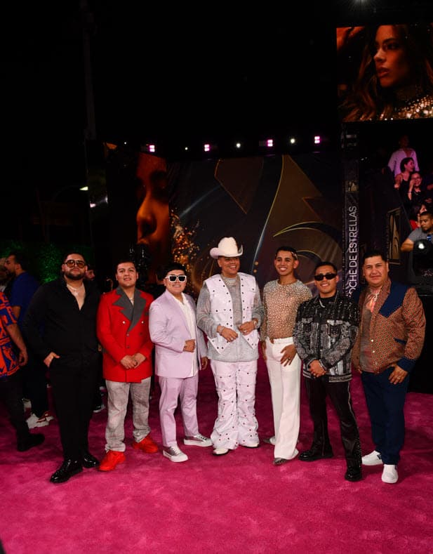 Como ya es costumbre y su sello característico,
<b> Grupo Firme</b> lució con atuendos relajados.