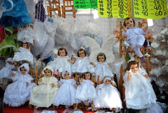 En el Día de la Candelaria se hace el "levantamiento del Niño Jesús", que consiste en llevar la imagen a bendecir al templo, así como levantar y quitar todas las figuras de los nacimientos para guardarlas hasta la celebración de la próxima Navidad.