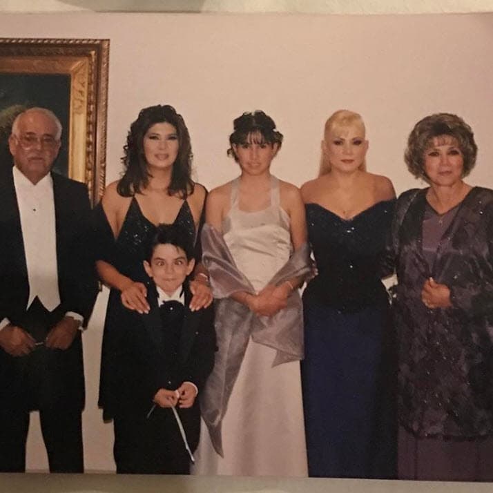 José Eduardo Derbez tenía apenas 8 años cuando su madre se unió en matrimonio con el político mexicano.
<br>