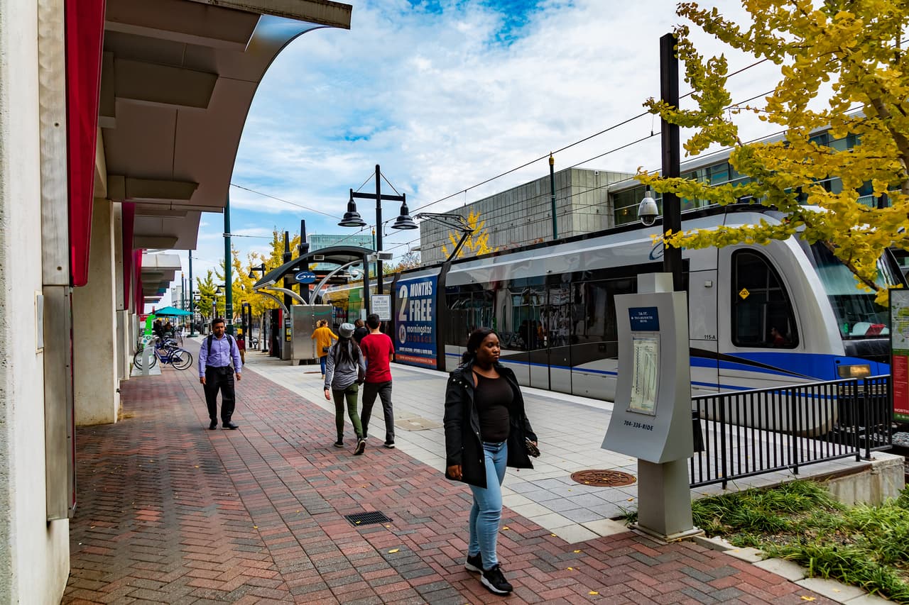 <b>Carolina del Norte: Charlotte. – Obtuvo 67.39 de 100 puntos dentro de las mejores ciudades de clase media para vivir.</b> Es un área metropolitana en auge con restaurantes de alta calidad culinaria y numerosas zonas de ocio. Charlotte se ha convertido en un lugar de eventos que atraen a gente de todas partes. Su clima es cálido y sus precios de vivienda y gastos de vida son más accesibles que otras ciudades del país. Puede llevar a su familia a comer sin gastar una fortuna y los fines de semana, los eventos gratuitos son fáciles de encontrar.
<br>