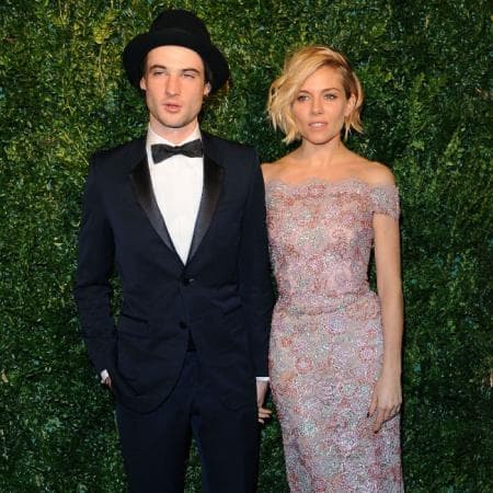 Medios británicos afirman que Sienna Miller y Tom Sturridge terminaron.