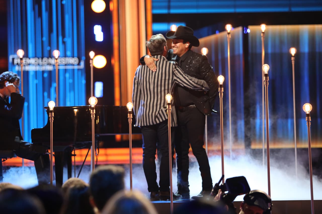 El público los ovacionó y se dieron un fuerte abrazo para finalizar su actuación.