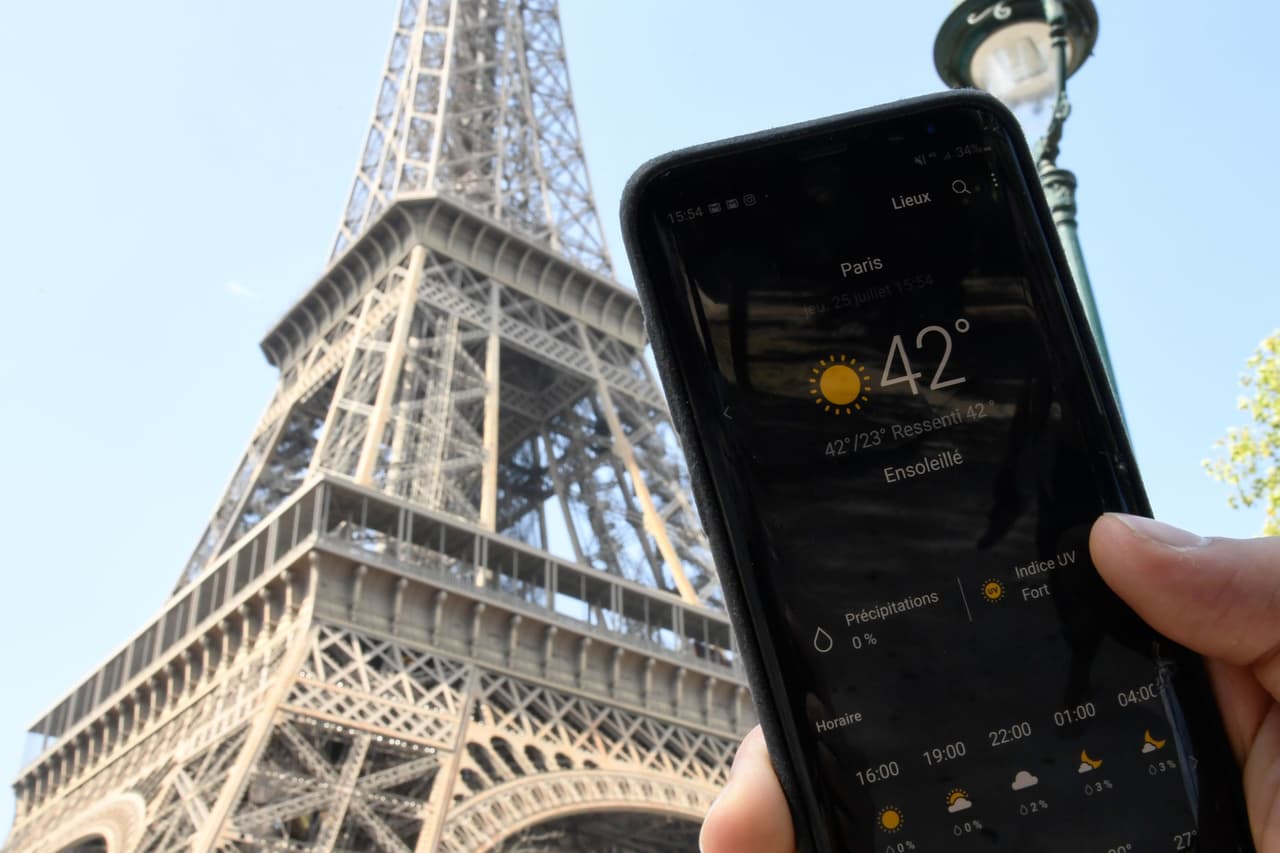 El termómetro de este teléfono inteligente marcó 42 grados centígrados, unos 107.6 Fahrenheit, en París. Esta cifra supera el récord de temperatura en esa ciudad, 104.7 grados Fahrenheit en julio de 1947, unos 40 grados centígrados. En Miami, Florida, conococida como la Capital del Sol, la temperatura máxima para este jueves no llegaba a los 31 grados centígrados (unos 90 grados Fahrenheit).