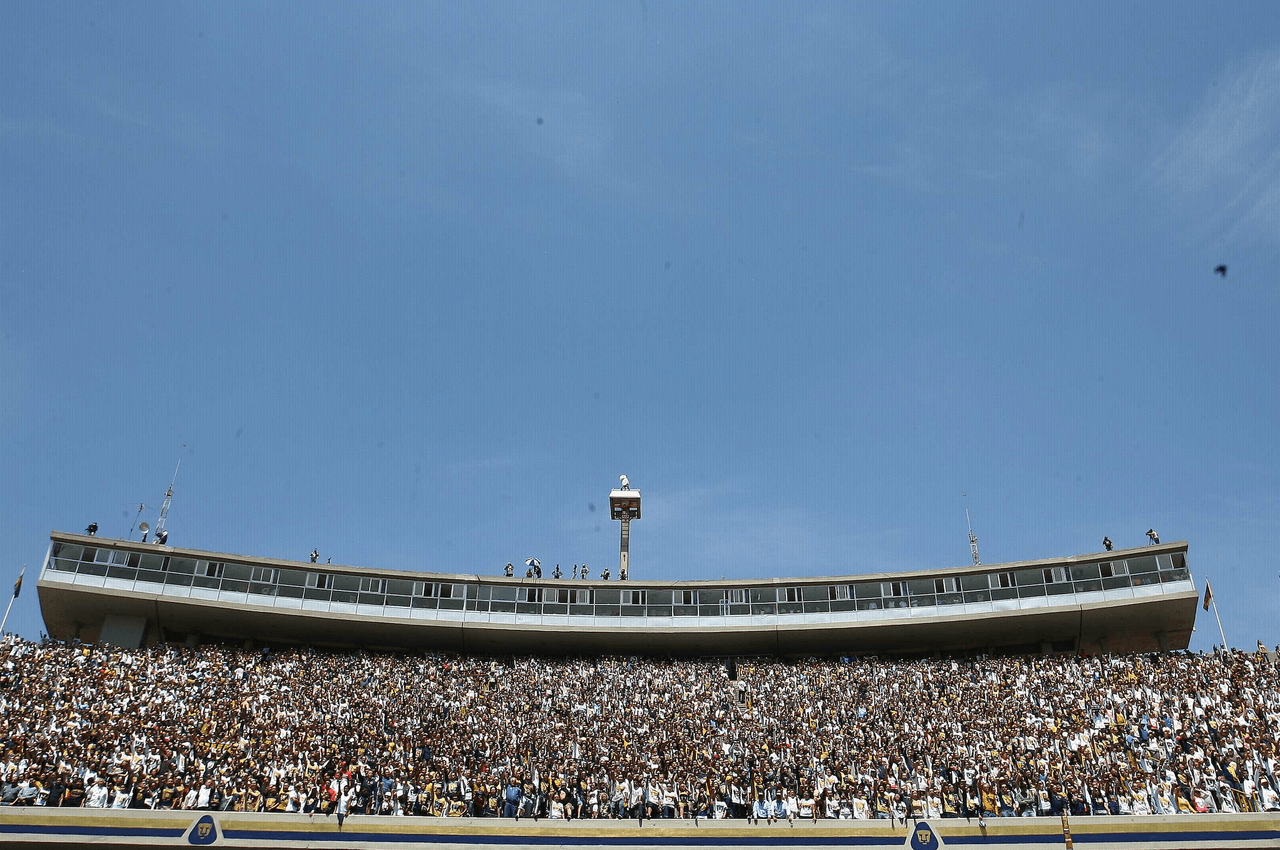 No cualquier afición es capaz de plantarse en una tribuna de un estadio abierto ante el inclemente horario de las 12 del día, justo el momento en que se desarrollan los partidos de los Pumas de la UNAM.