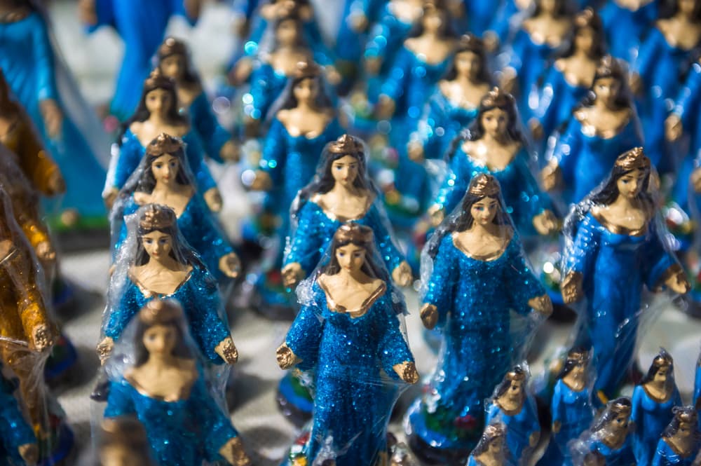 <b>YEMAYÁ - Del 24 de agosto al 23 de septiembre</b>
<br>Orishá femenina muy alabada, Yemayá gobierna sobre las aguas saladas del mundo, ya sea el mar o sobre las lágrimas de los humanos. Es la patrona de la maternidad, del deseo y del enamoramiento. Controla las mareas y los ciclos de la lluvia sobre las cosechas.