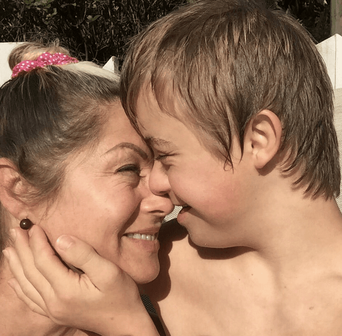 “Yo ya les dije: ‘Ustedes tienen que aprender a tender una cama, a barrer, a trapear y a planchar’. Estamos en una época en la que ambos tenemos que ayudar. También les digo que se dejen atender”, comentó.