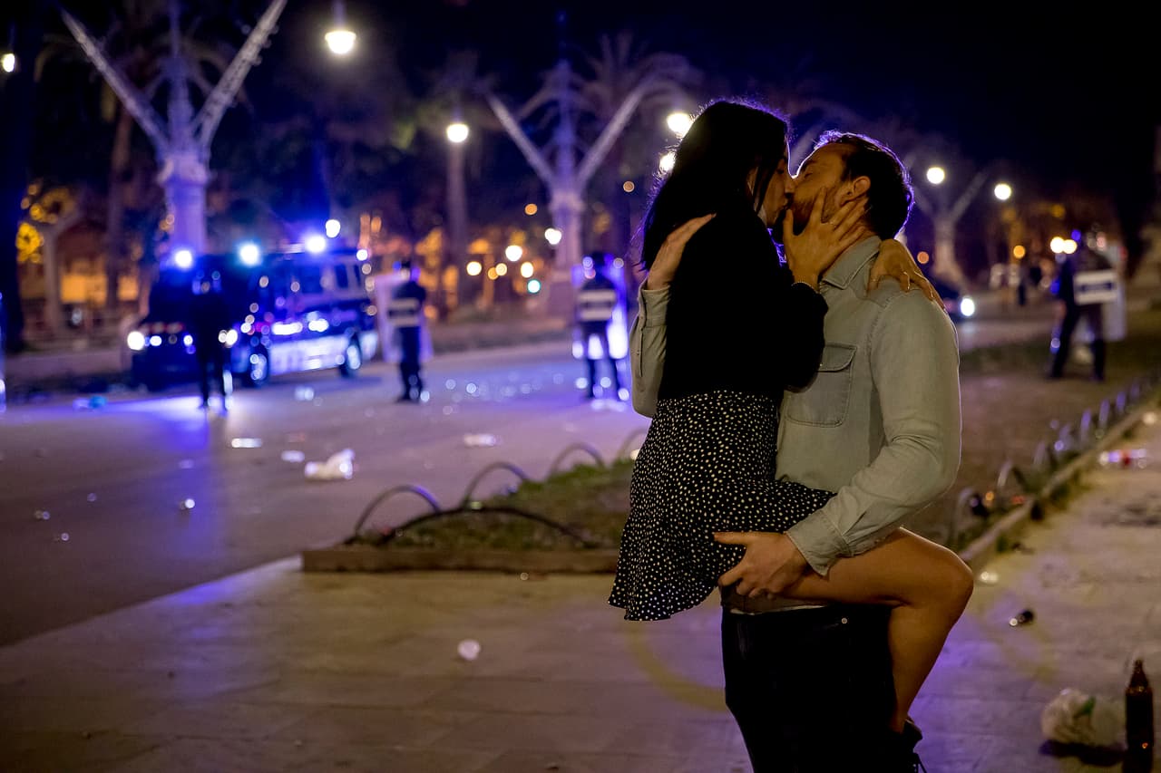 <a href="https://cnnespanol.cnn.com/2021/05/09/cientos-de-personas-festejan-en-espana-la-finalizacion-del-toque-de-queda/" target="_blank">Un reporte de CNN</a> cuenta que en las playas y calles de Barcelona no se observó el distanciamiento social.