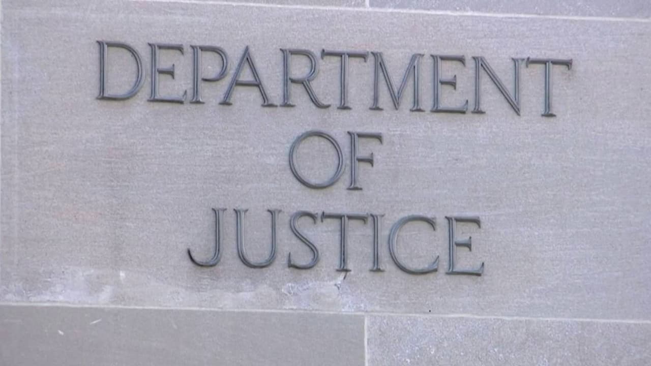 Acuerdo entre el DOJ y Trump por demanda al IRS desata polémica en Washington